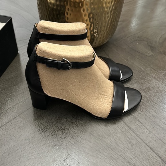 NATURALIZER Vera Ankle Strap Sandals (WIDE) - Picture 5 of 12